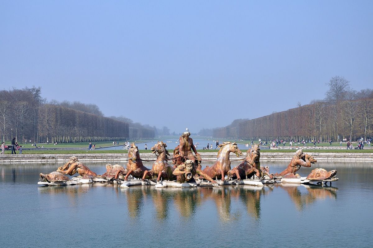 Der Apollo-Brunnen und der Grand Canal im Park von Versailles